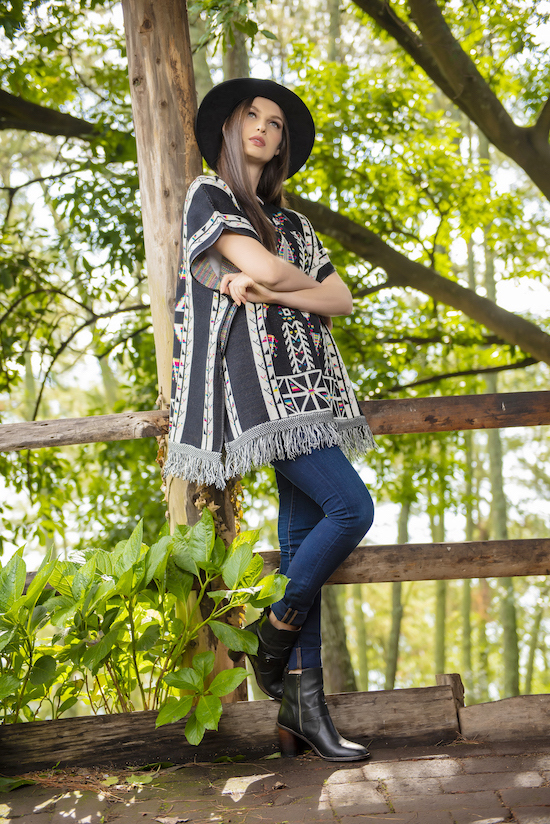 Look monocromático con poncho gabán multicolor etnico