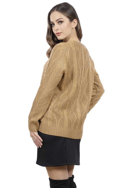 Suéter tejido con botón café. Modelo 119