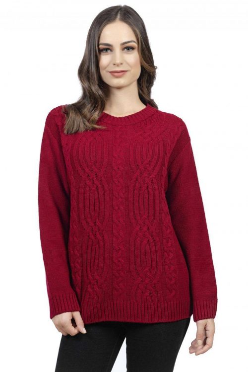 Suéter rojo cerrado con dibujo entrelazado